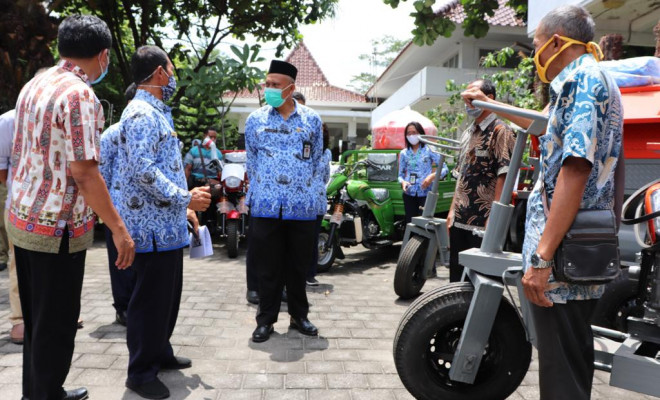 Penyerahan Bantuan Peralatan Mesin Pertanian (alsintan)